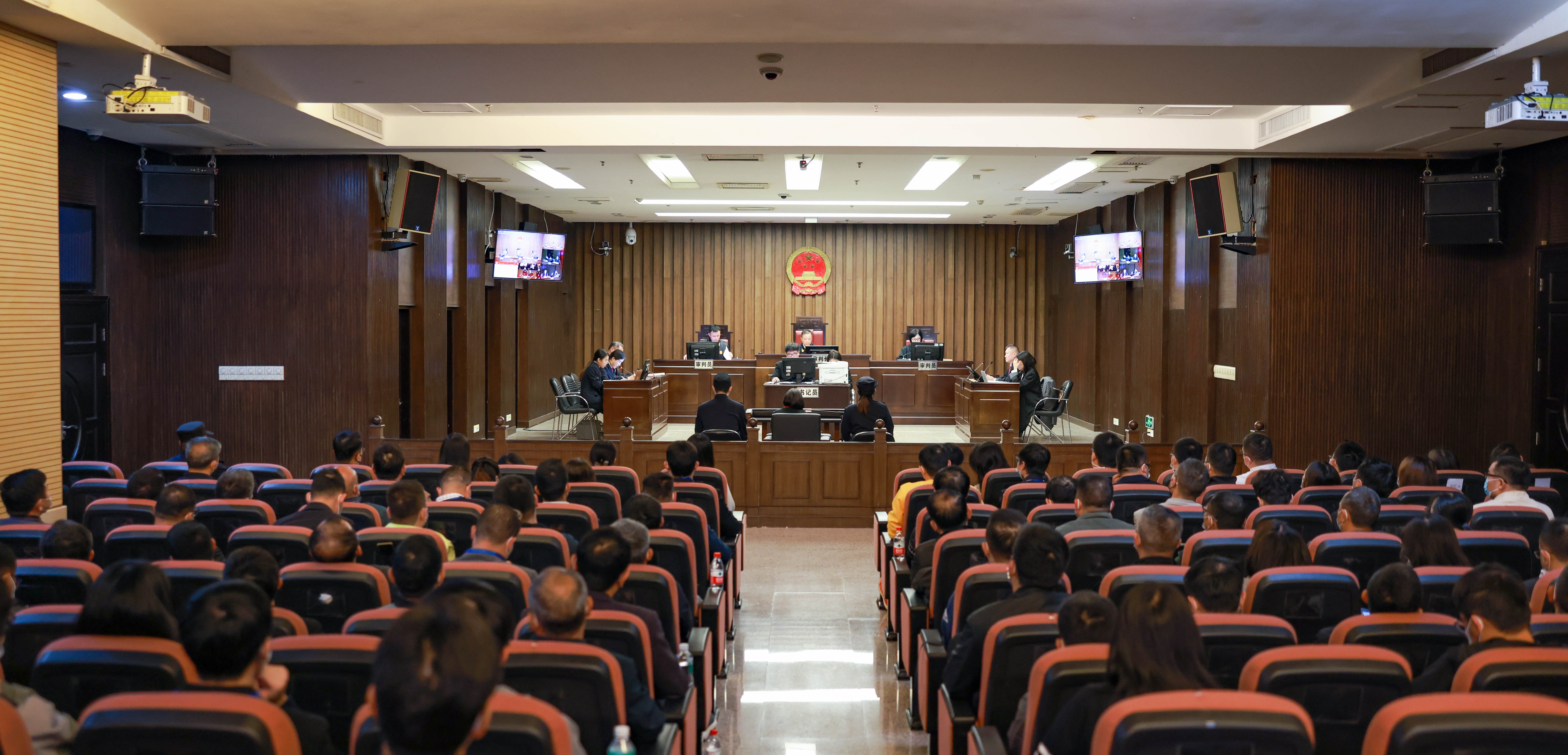 花都区纪委监委组织公职人员旁听案件庭审.jpg