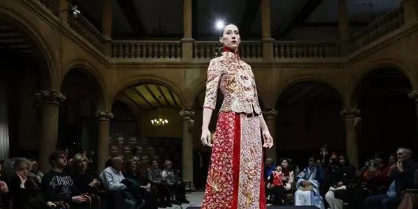 花都非遗“钉金绣裙褂”   惊艳西班牙