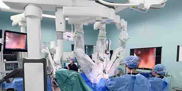 中山大学孙逸仙纪念医院花都院区成功为患者实施花都区首例机器人辅助肾部分切除术  达芬奇手术机器人大显身手