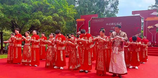 花都举办“花都有囍•缘定岭南”集体婚礼暨花都区婚庆协会授牌仪式  20对新人共结良缘