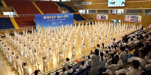 花都区举办八段锦健身操展演比赛   900人同台  气场全开